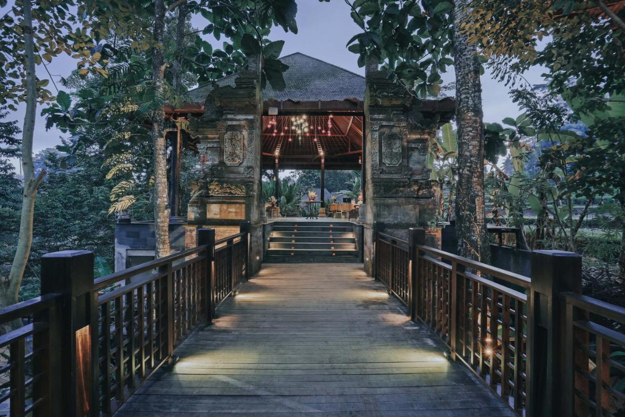The Sebali Resort Ubud Exterior foto The bridge leading to the restaurant