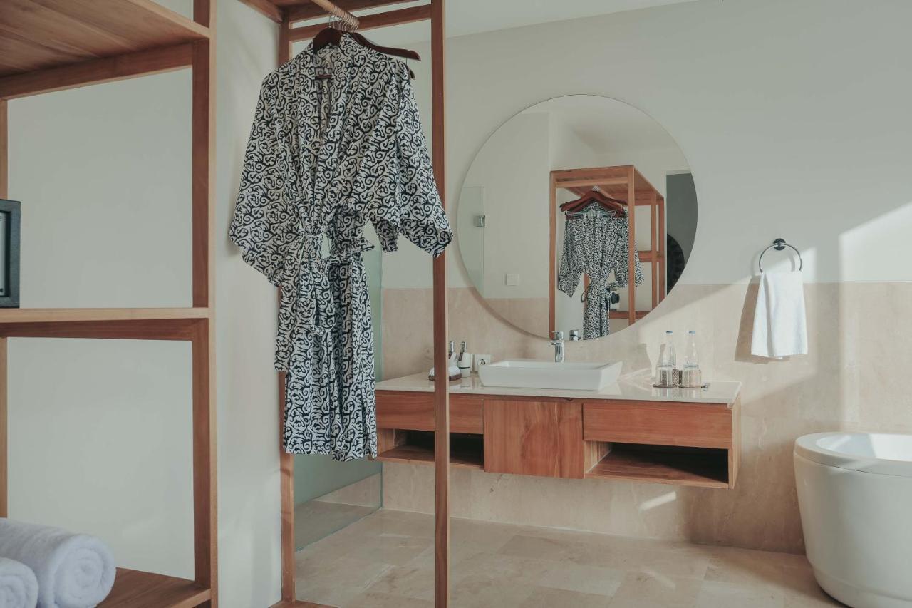 The Sebali Resort Ubud Exterior foto A bathrobe hanging on a hanger